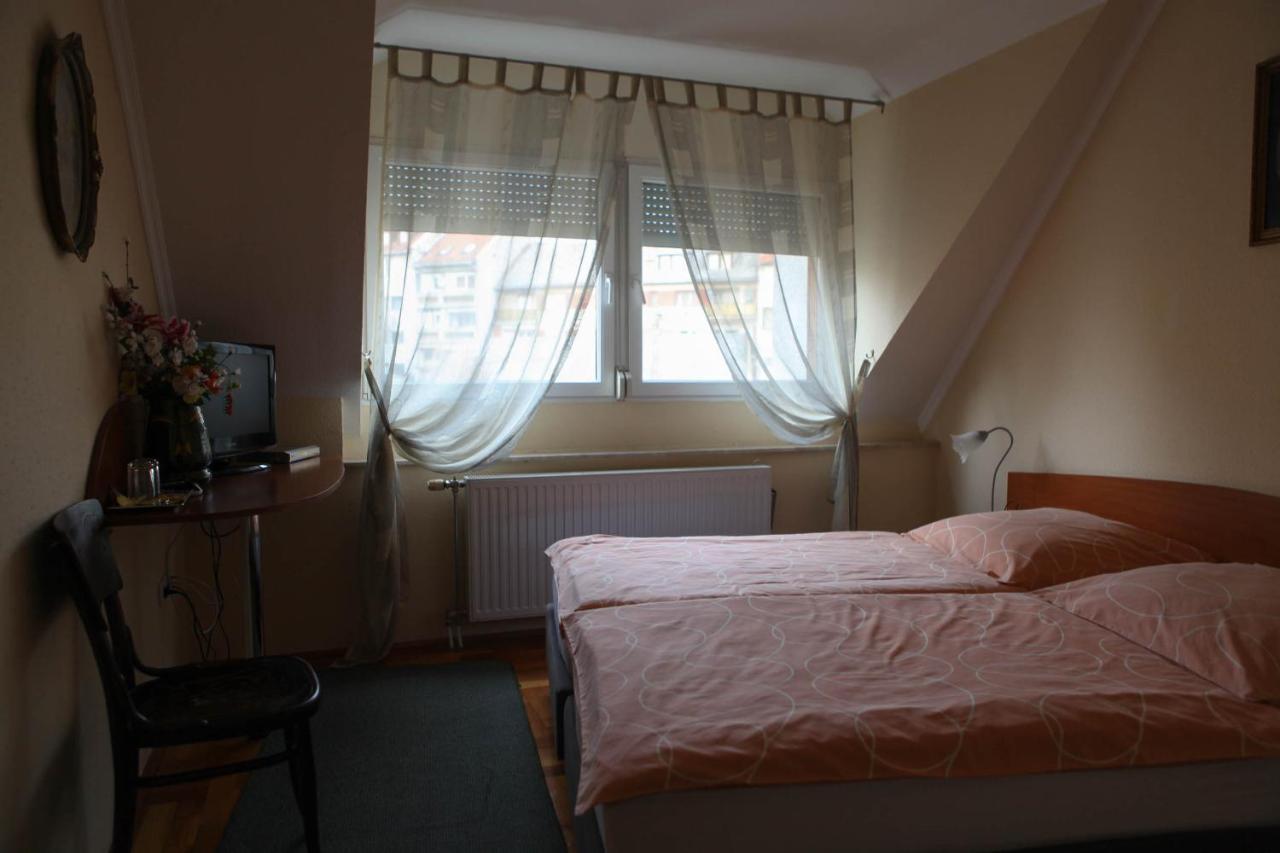Barokk Antik Guest House Кечкемет Номер фото