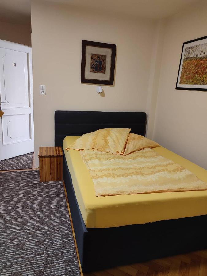 Barokk Antik Guest House Кечкемет Экстерьер фото
